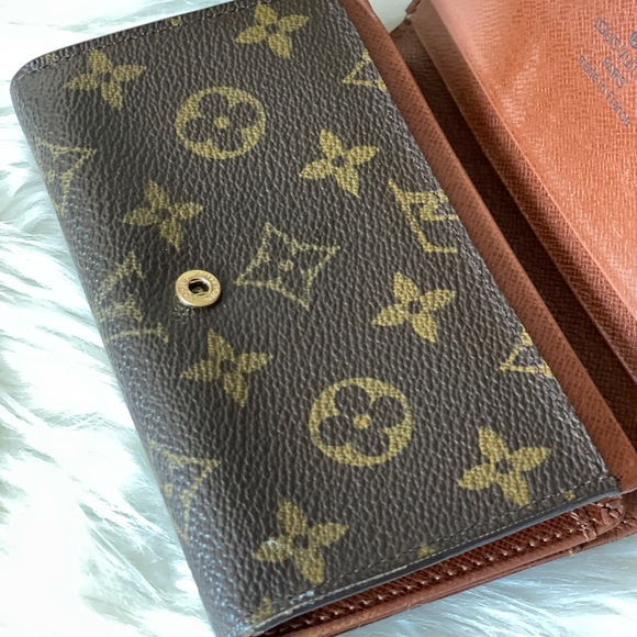 LOUIS VUITTON BIFOLD MONOGRAM WALLET - Picture 2 of 16